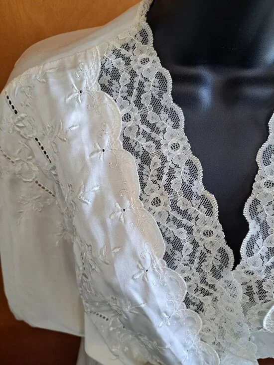 Vintage Victoria's Secret Ivory Lace Trimmed Kimono Robe Feminine Belted Medium - Picture 2 of 10